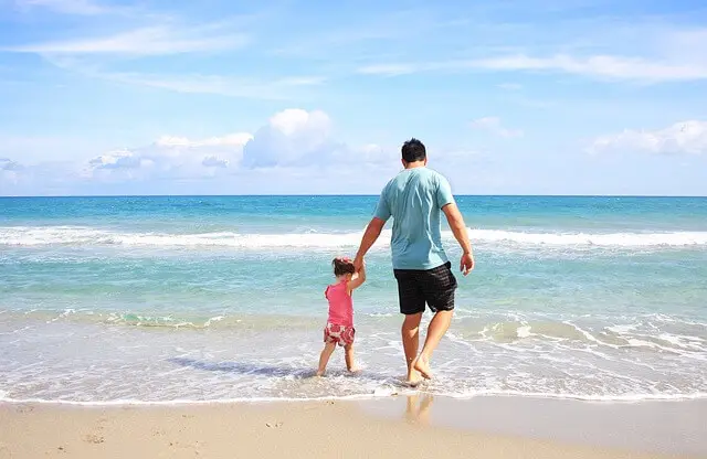 A FATHERS SUPPORT THROUGH HIS HAND